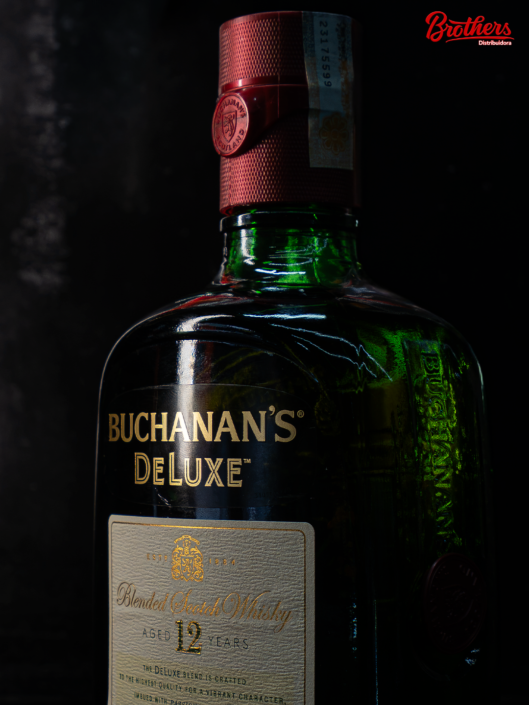 Garrafa Buchanan's Deluxe em fotografia editorial escura.