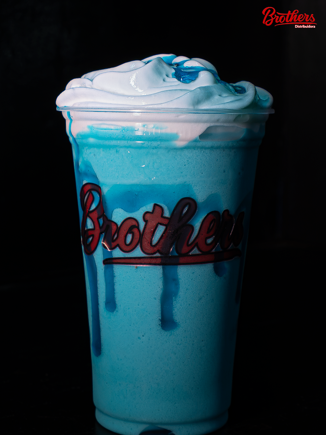 Drink azul cremoso em copo personalizado da Brothers.