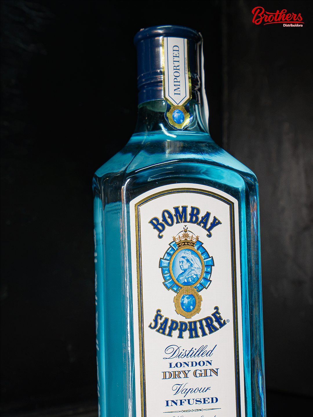 Garrafa de gin Bombay Sapphire em fotografia real da Brothers.