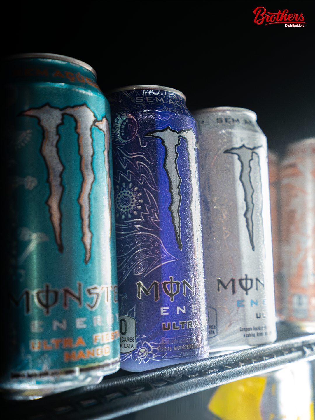 Latas de energético Monster geladas em foto real da Brothers.