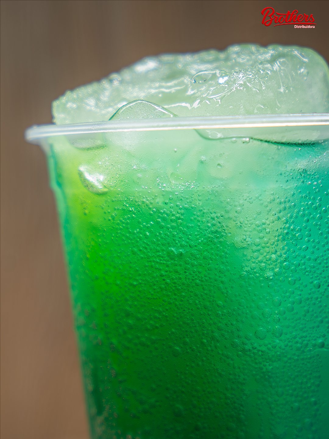 Close de copo com gelo e drink verde da Brothers.