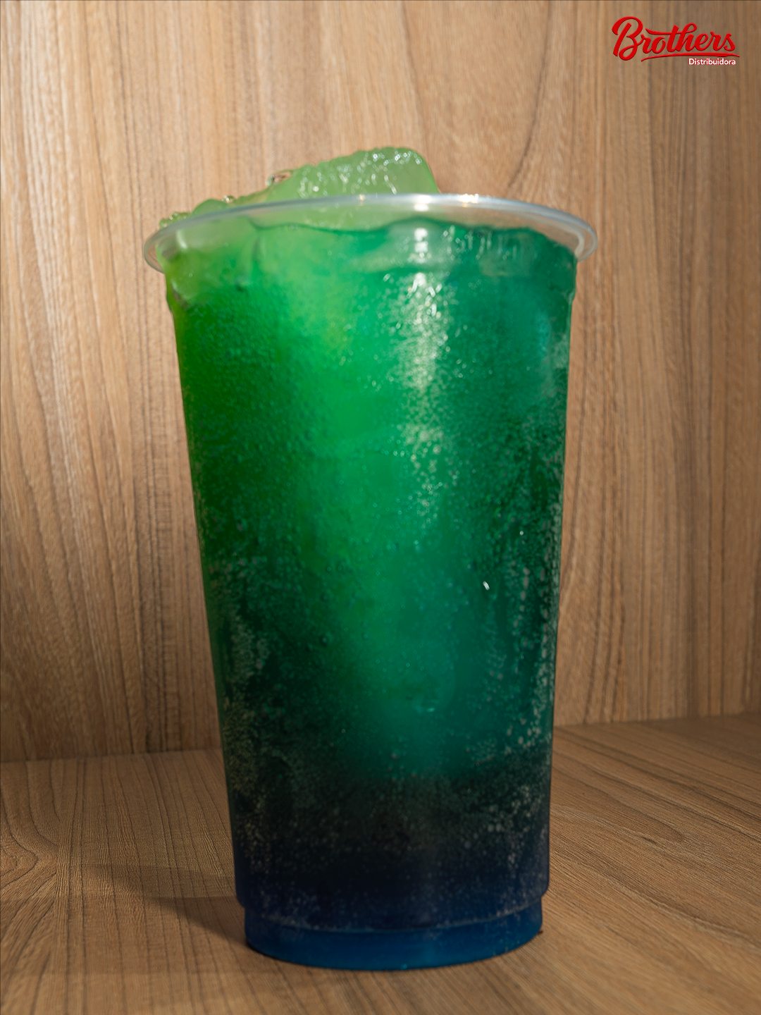 Copo gelado com drink verde e gelo em foto real da Brothers.