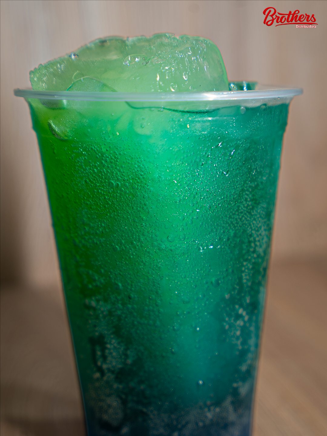 Copo com drink verde gelado para pedir em casa.