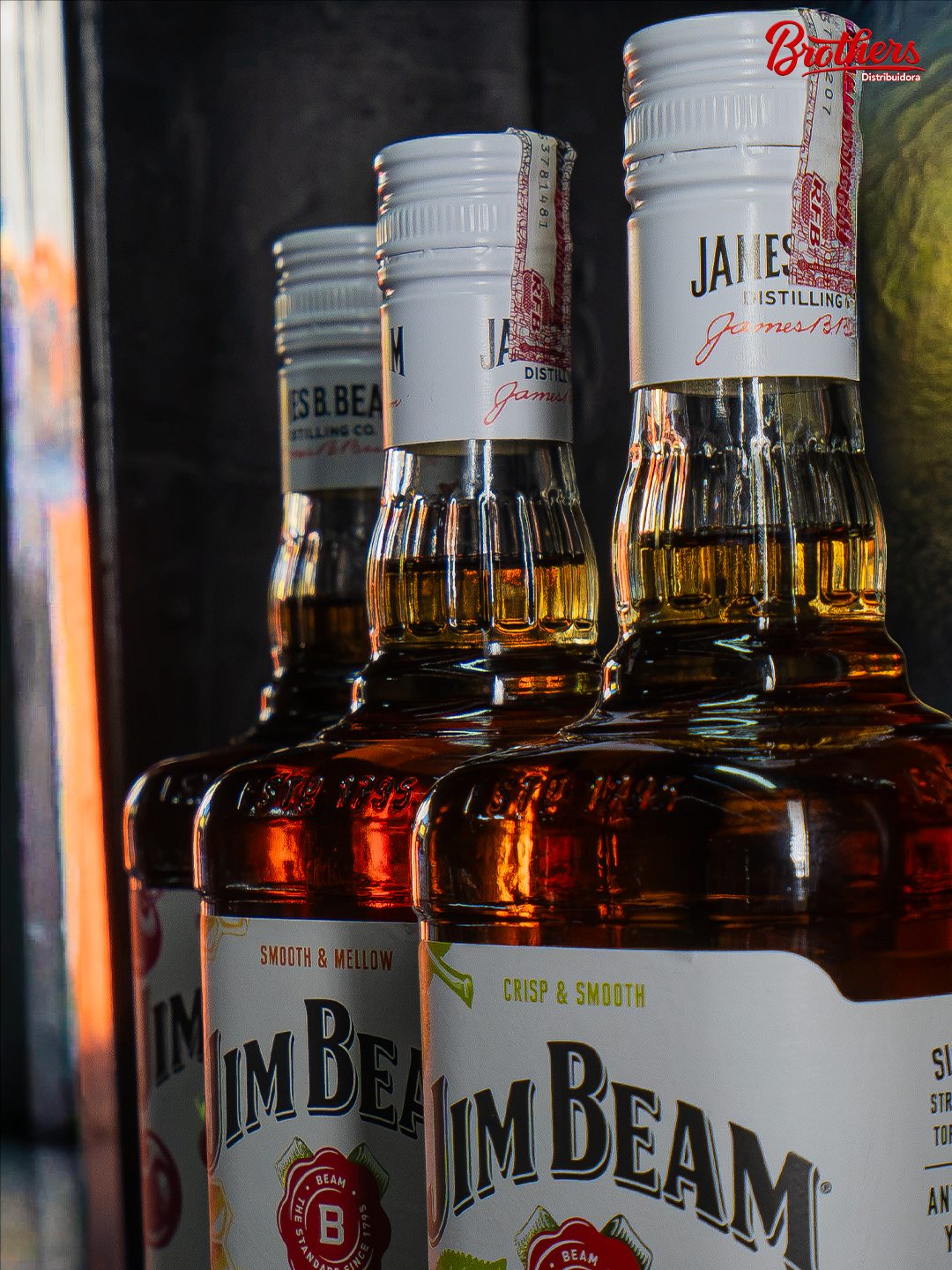 Whiskies Jim Beam alinhados em fotografia real da Brothers.