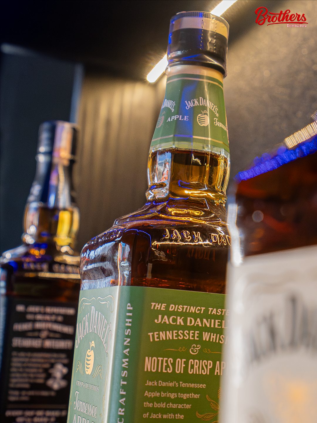 Garrafa Jack Daniel's Tennessee Apple em fotografia real da Brothers.
